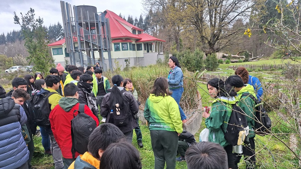 CONAF Valdivia destaca la labor de la Cooperativa de Agua Potable Rural de Malalhue en la educación ambiental con estudiantes de la zona