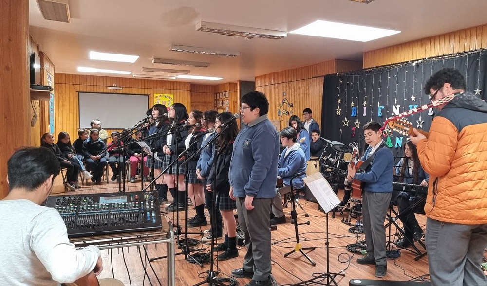 El Taller Artístico Amanecer del Colegio Santa Cruz de Loncoche visitó la Escuela Rural de Aylín