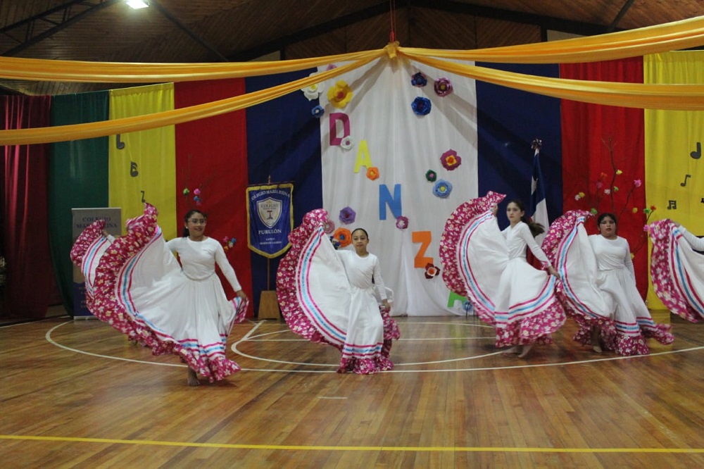 Colegio María Reina de Purulón cerró su 60° aniversario con el Primer Encuentro de Danza