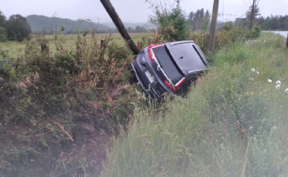 La mañana de este domingo fue hallado vehículo semi volcado en Ruta Lanco-Panguipulli