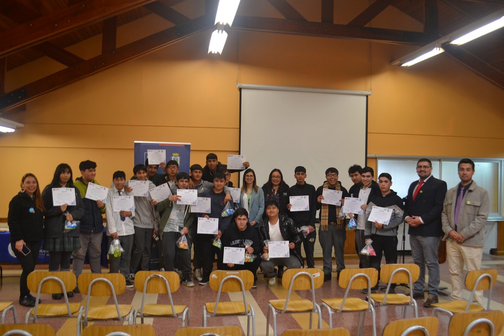 Estudiantes del Liceo República del Brasil reciben certificación en Apresto Laboral gracias a OMIL de Lanco y Programa FOMIL de SENCE