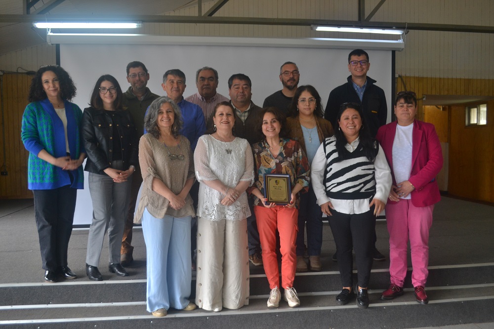 Red educativa de equipos de gestión de Lanco y Mariquina brindan emotivo reconocimiento a la supervisora Yasna Lobos Momberg