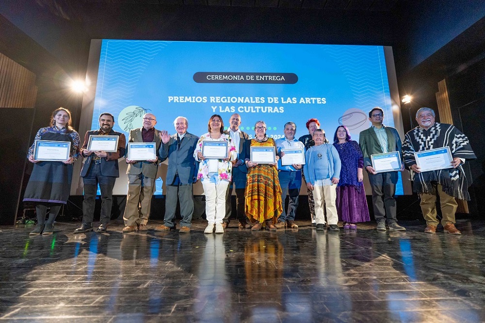 Ocho personalidades de Los Ríos recibieron Premios Regionales de las Artes y las Culturas 2024