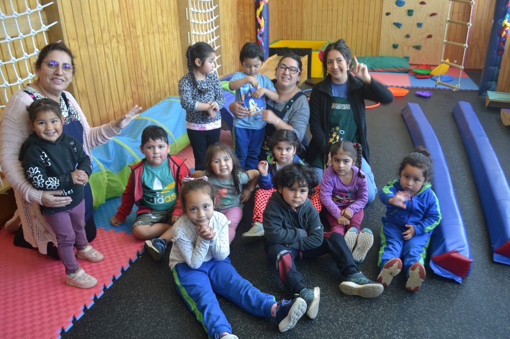 Niños y niñas del Jardín Infantil Ruka Kimün de Puquiñe disfrutaron de una jornada en la sala de motricidad y estimulación temprana de Lanco