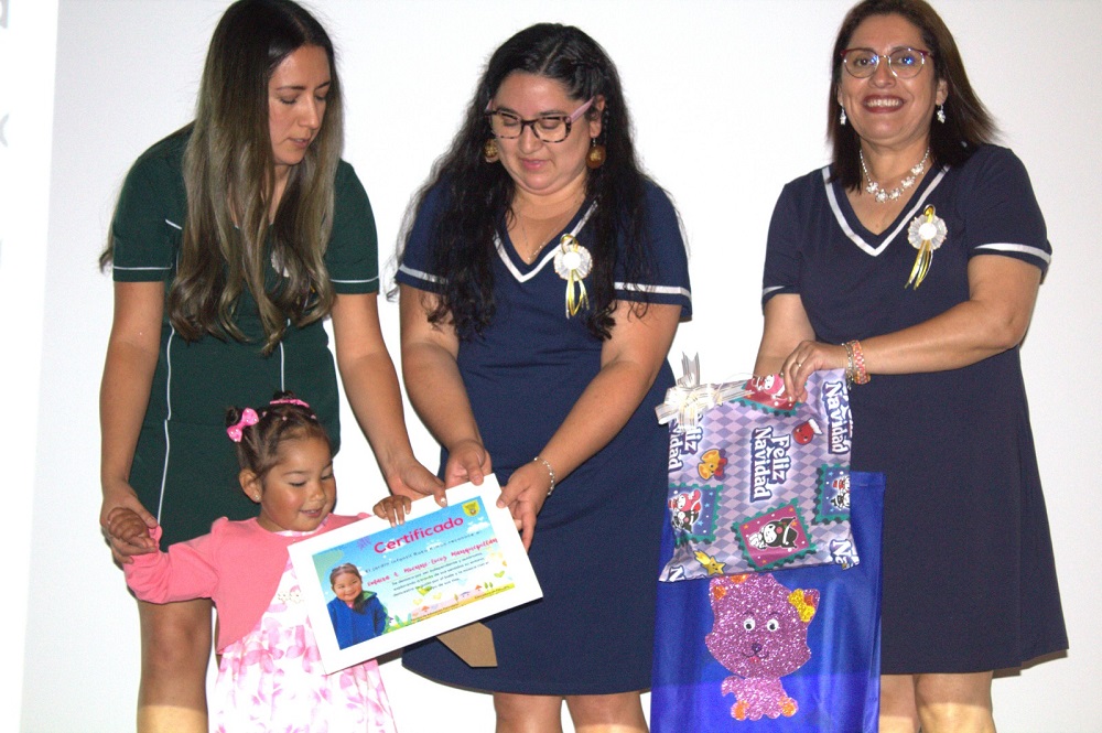 Jardín Infantil Intercultural Ruka Kimun celebra acto de egreso en el Teatro Galia de Lanco