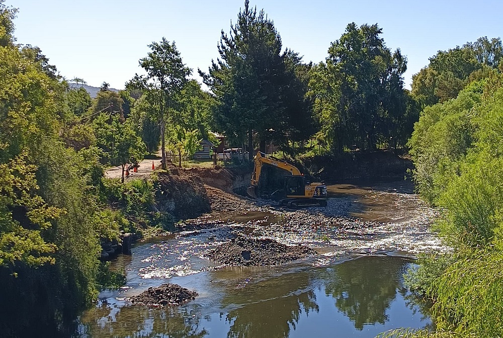 Se inicia obra de revestimiento con enrocado en la ribera del Río Leufucade en el sector Aylín