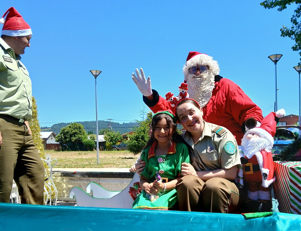 Carabineros de la Subcomisaría local entregaron regalos y alegría navideña a  niños y niñas de la ciudad de Lanco