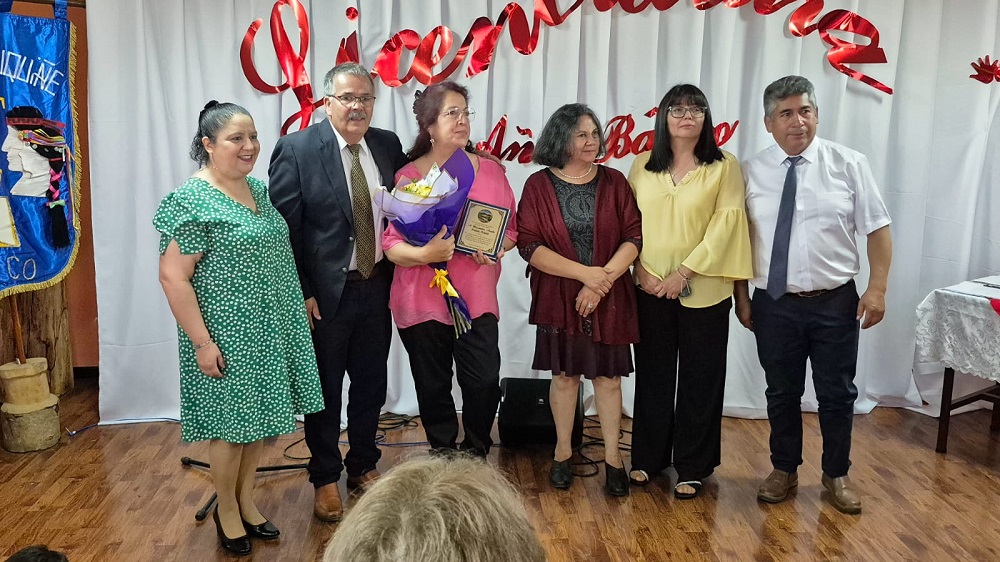 Comunidad educativa de la escuela Rural de Puquiñe homenajeó a la docente Maximina Poblete, quien se acogió a retiro