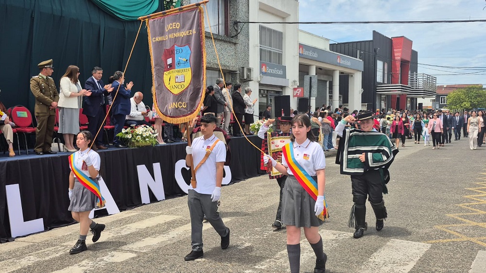 Liceo Bicentenario Camilo Henríquez y Escuela Felipe Barthou participaron en el desfile de los 107 años de Lanco