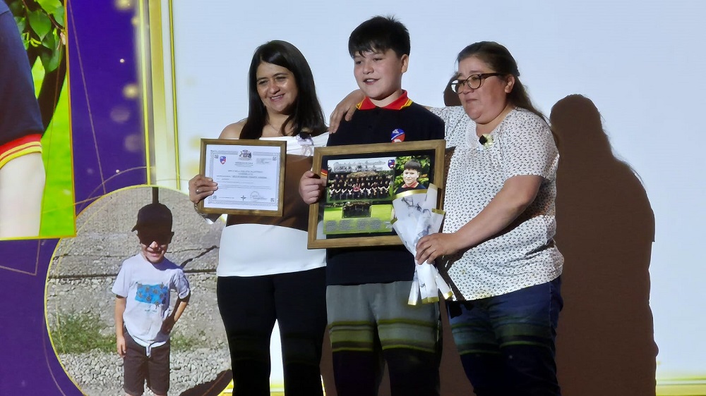 En el Teatro Galia escuela Felipe Barthou licenció a a 29 estudiantes de 8° año básico