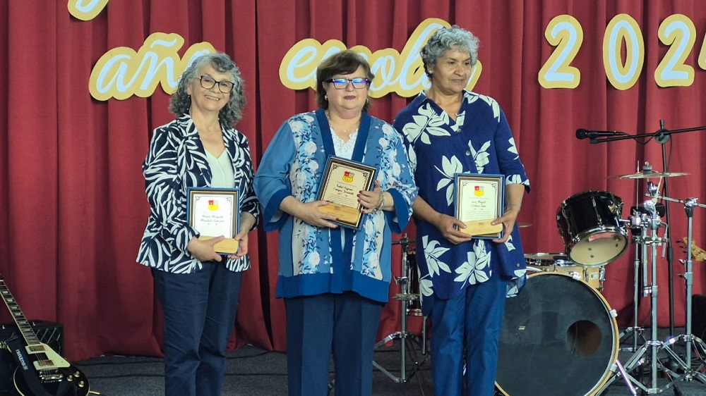 Liceo Bicentenario Camilo Henríquez de Lanco rinde homenaje a tres asistentes de la educación que se acogieron a retiro