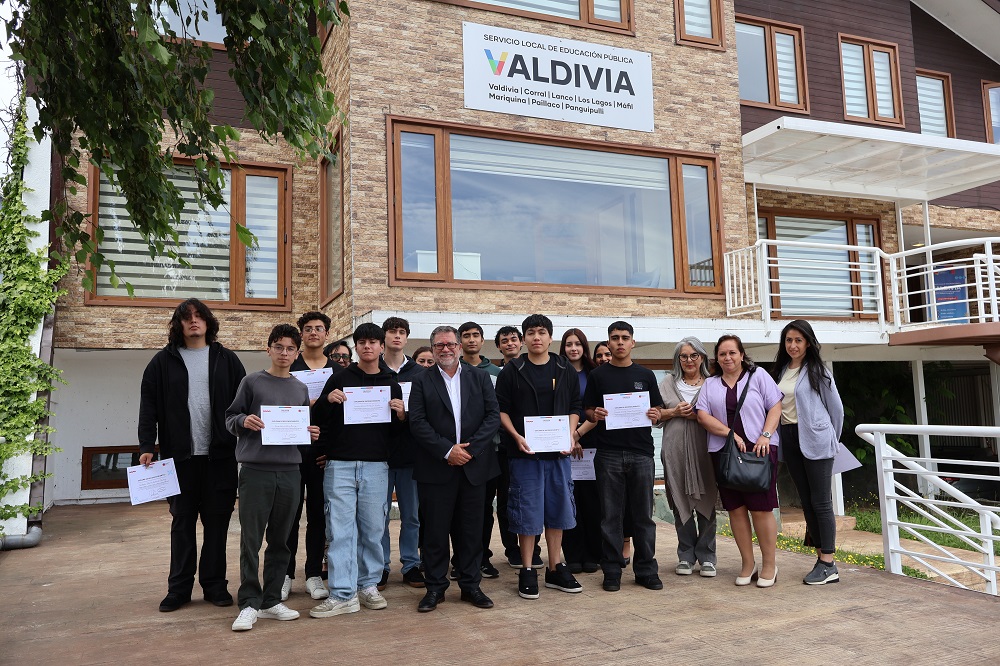 11 estudiantes reciben reconocimiento por puntajes en la PAES