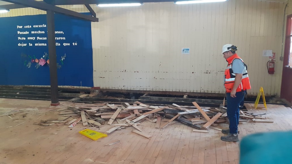 SLEP Valdivia ejecutó recambio de piso en Escuela Fray Bernabé de Lucerna, comuna de Mariquina