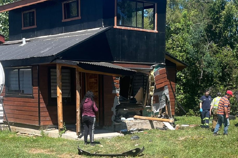 Accidente de tránsito en sector Huipel-Lanco deja casa con daños de consideración