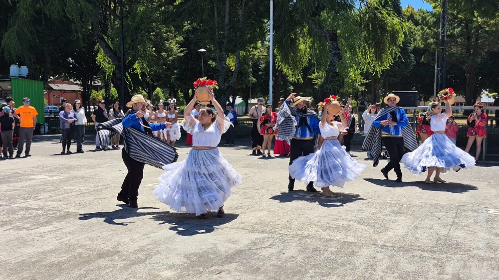 Colorida presentación ofreció en Malalhue el Festival «Colores de América» de Killenko