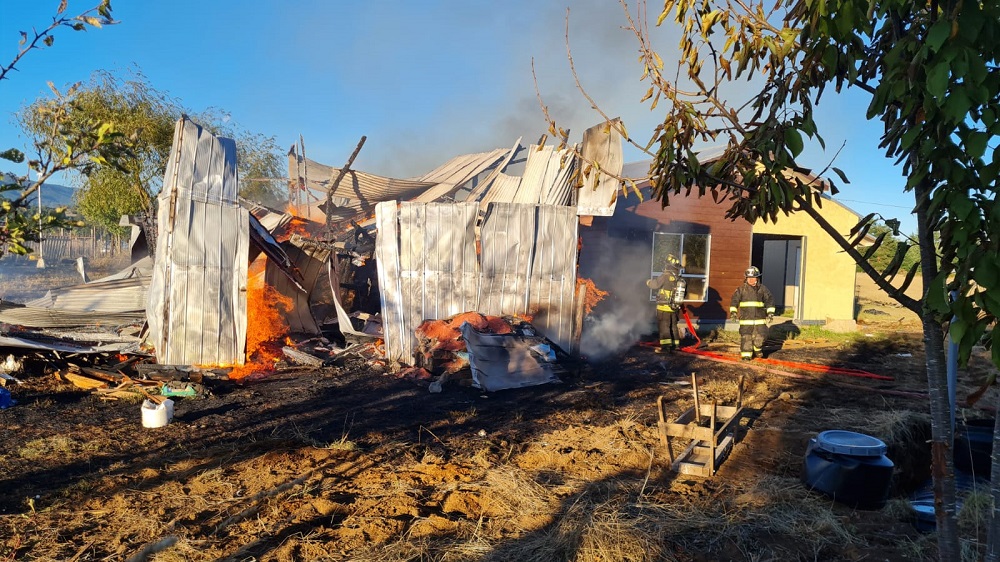 Bomberos de Malalhue brindaron apoyo a la 7ª Compañía de Melefquén en incendio estructural del sector rural