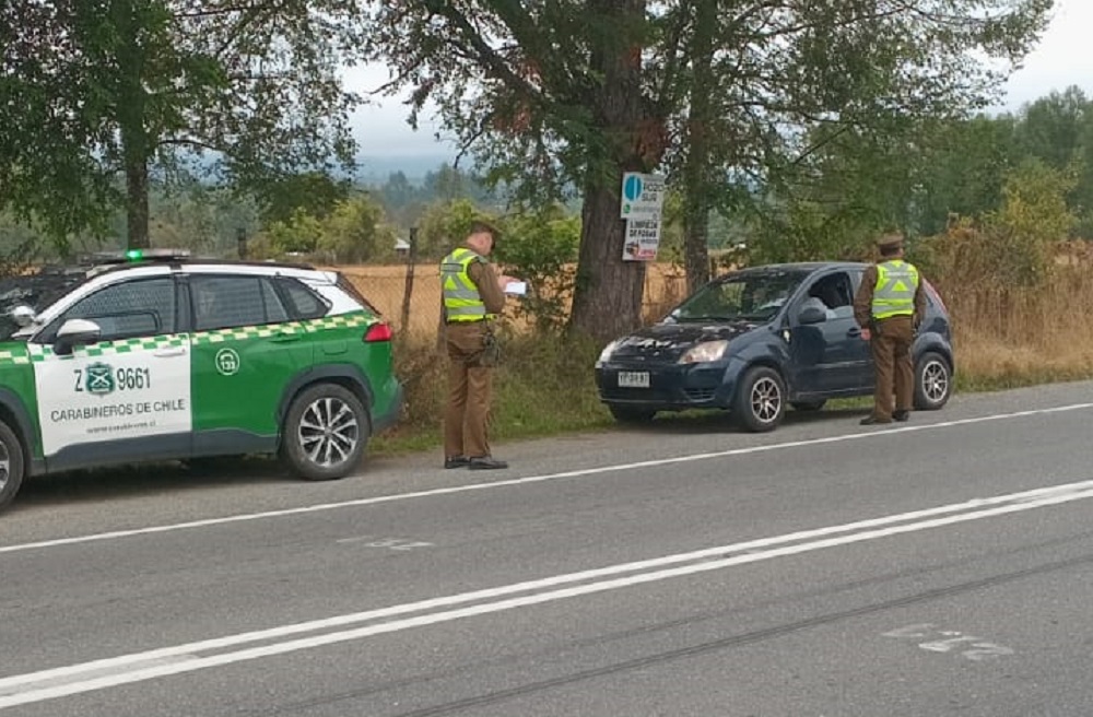 Con el propósito de evitar accidentes de tránsito, Carabineros del Retén Malalhue realiza control vehicular en la Ruta CH-203