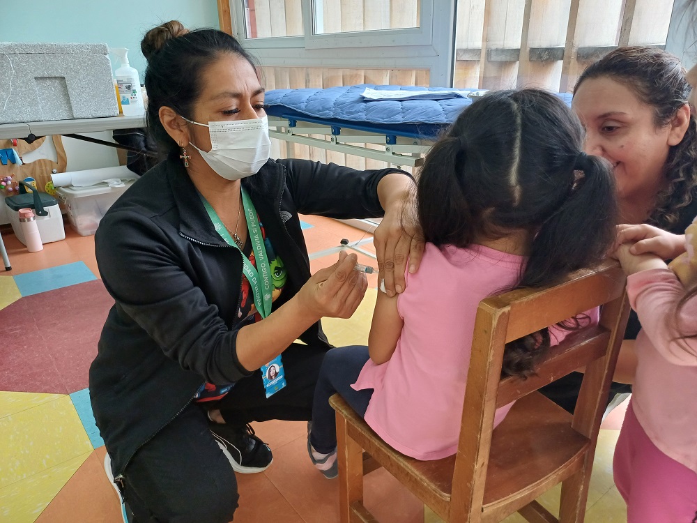 Avanza campaña de inmunización contra la influenza a niñas y niños de jardines infantiles y salas cuna Avanza campaña de inmunización contra la influenza a niñas y niños de jardines infantiles y salas cuna