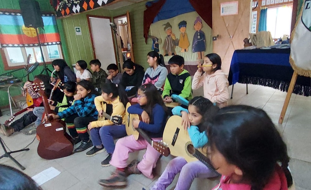 Escuela Rucaklen de Lumaco conmemoró el Día Internacional del Libro con emotivo acto cultural y homenaje a escritora local