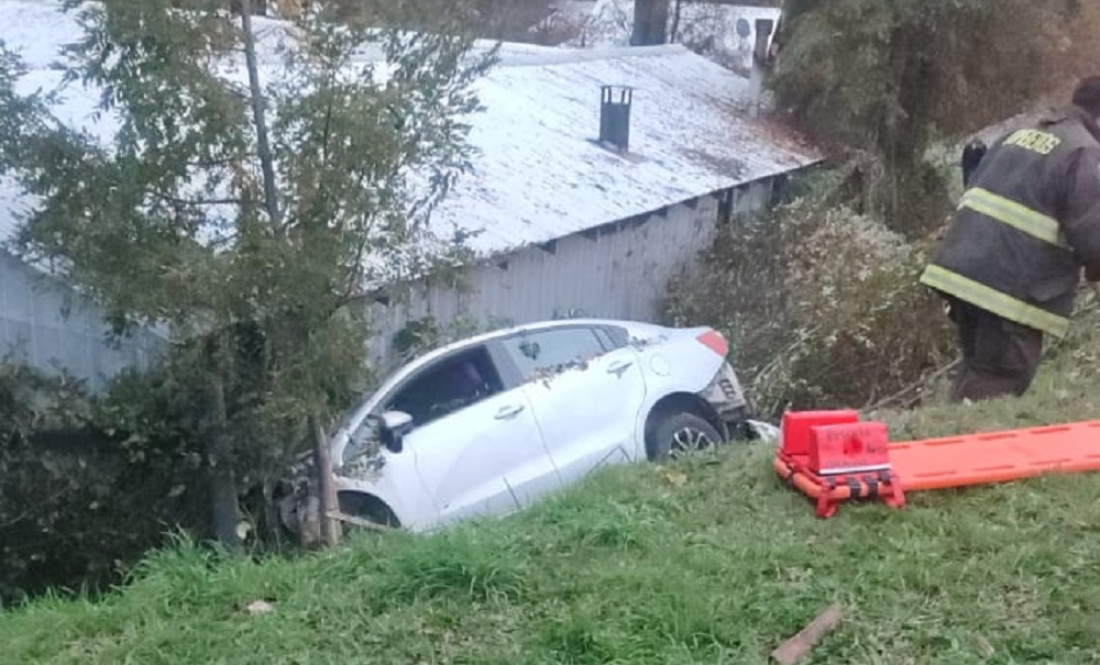 Dos personas resultaron afectadas tras accidente vehicular en sector Quilche, Ruta CH-203 Lanco–Malalhue Dos personas resultaron afectadas tras accidente vehicular en sector Quilche, Ruta CH-203 Lanco–Malalhue