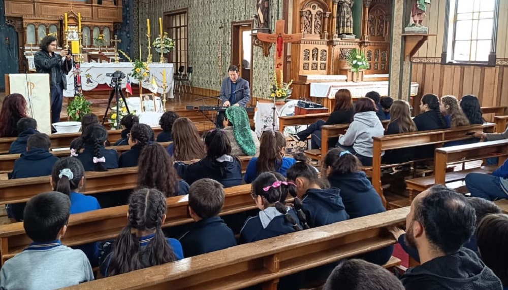 Concierto pedagógico de la rapera AURA en Lanco impulsa la educación artística y la participación comunitaria Concierto pedagógico de la rapera AURA en Lanco impulsa la educación artística y la participación comunitaria
