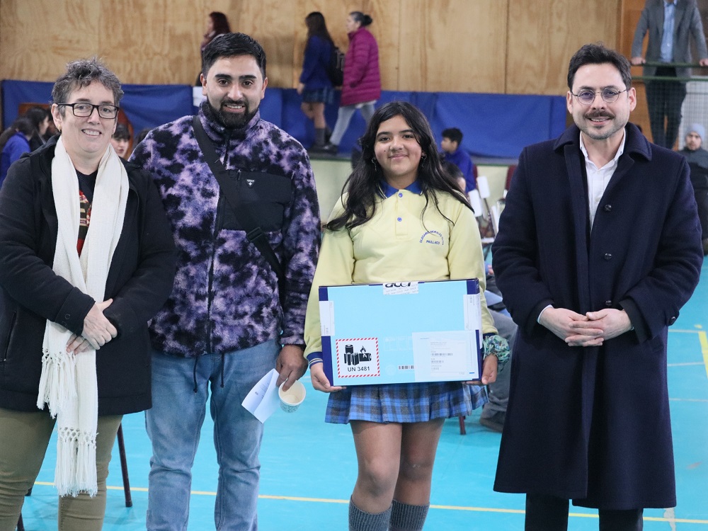 Junaeb Los Ríos inició entrega regional de Becas TIC: 3.345 estudiantes recibirán un computador este 2025 Junaeb Los Ríos inició entrega regional de Becas TIC: 3.345 estudiantes recibirán un computador este 2025